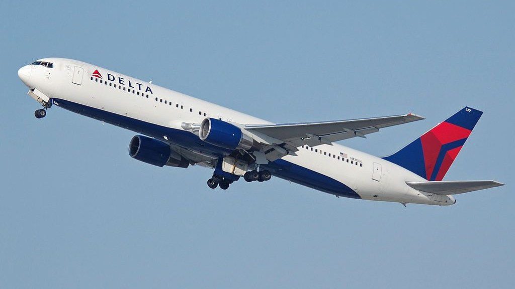 By Richard Snyder from San Jose, CA, United States of America (Delta Air Lines N130DL Uploaded by Altair78) [CC BY-SA 2.0 (http://creativecommons.org/licenses/by-sa/2.0)%5D, via Wikimedia Commons