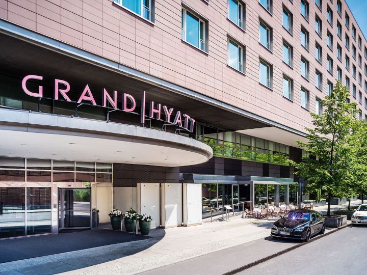 Grand-Hyatt-Berlin-P741-Main-Entrance.adapt.4x3.jpg.960.540