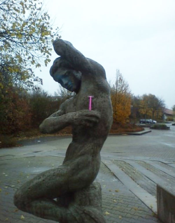 a statue of a man with a razor