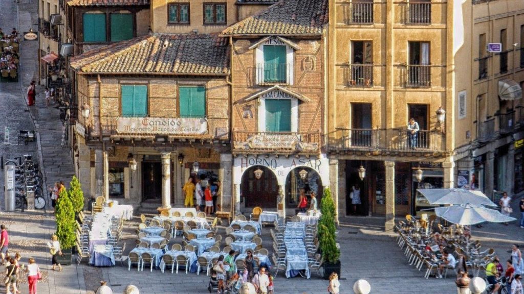 a group of people outside a restaurant