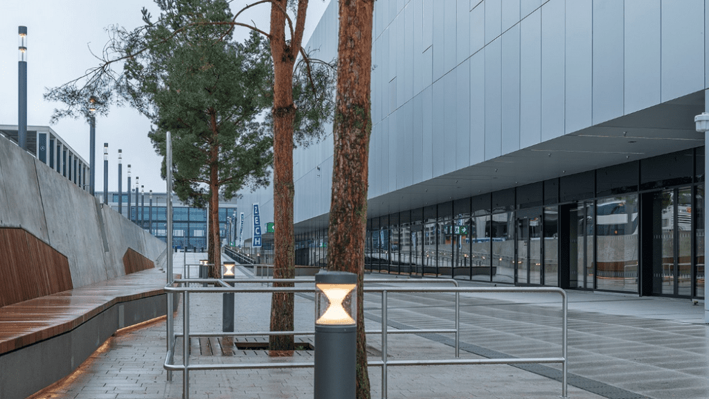 a tree next to a building