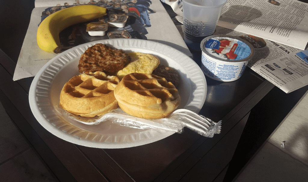 a plate of breakfast food