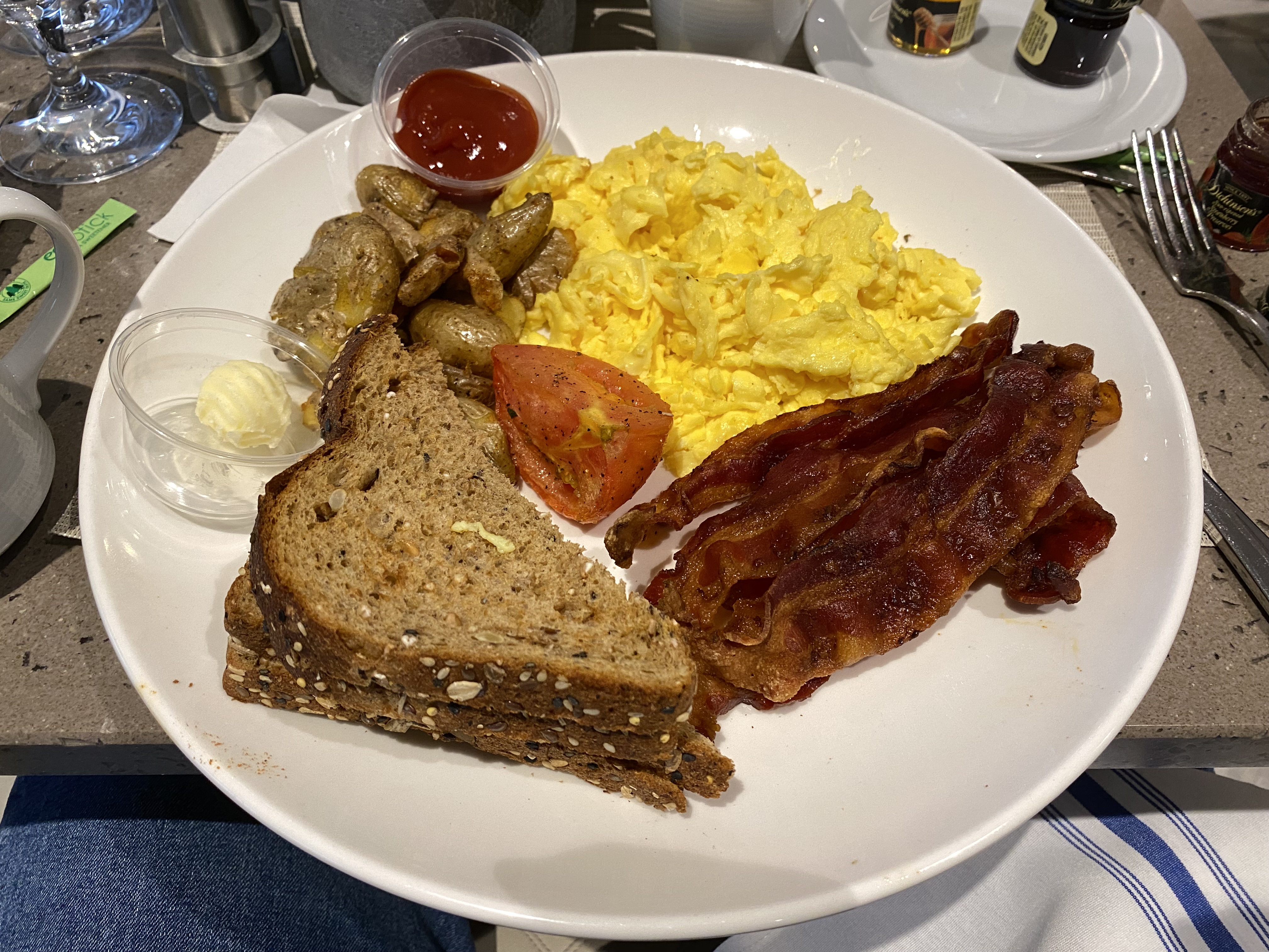 a plate of breakfast food