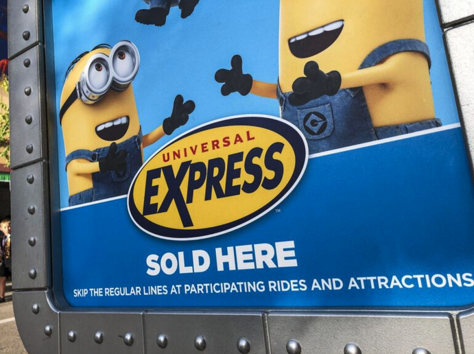 a blue sign with yellow characters